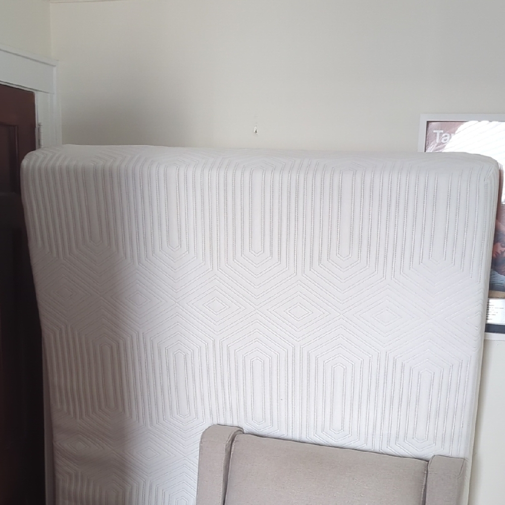 Elegant Cream Geometric Pattern mattress